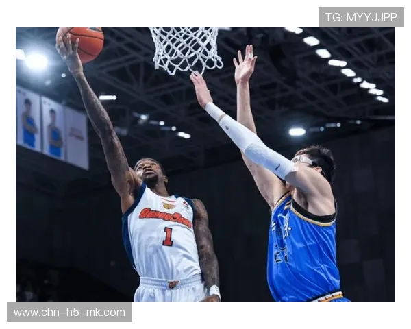 广东萨姆纳突破上篮命中，半场领先20分