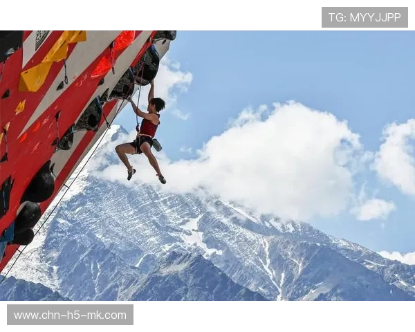 攀岩世界杯惊险上演，赛点镜头被体育摄影师收藏