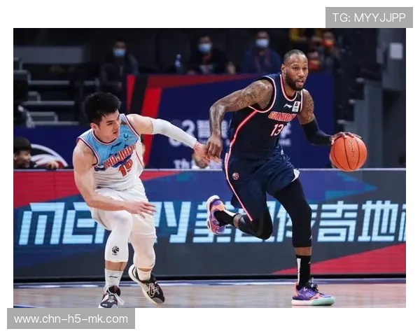 广东宏远防守轮转慢,漏出底角空位 广东宏远防守轮转慢,漏出底角空位