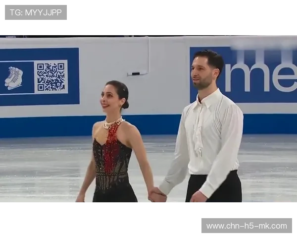 花样滑冰五连跳成功，裁判瞬间起立鼓掌